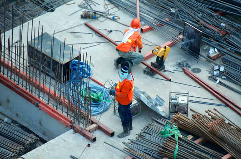 Operai che lavorano in un cantiere edile