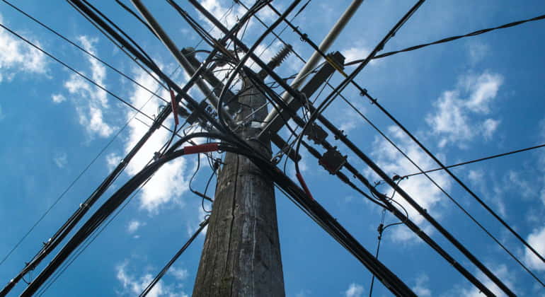 Palo per il supporto dei cavi per le comunicazioni telefoniche