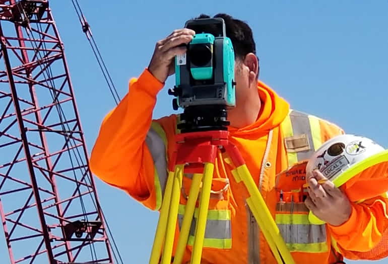 Direttore tecnico che effettua un sopralluogo per l'installazione di una barriera paramassi