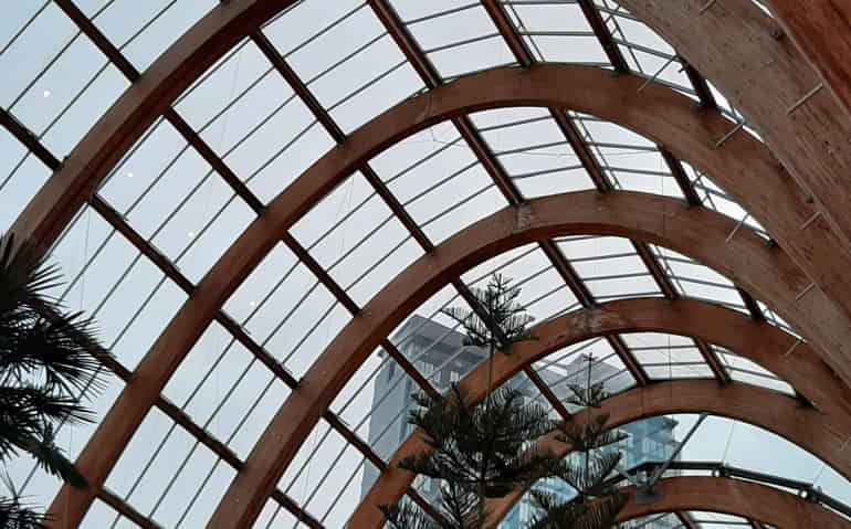 Copertura composta da una struttura ad archi di legno