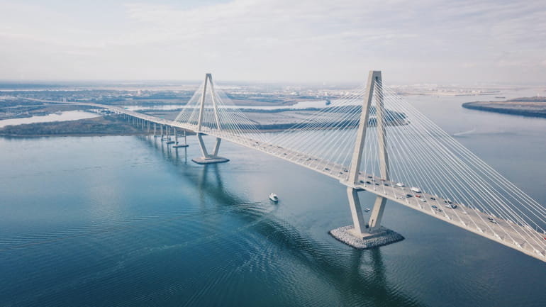 Vista aerea di un ponte stradale che attraversa un fiume