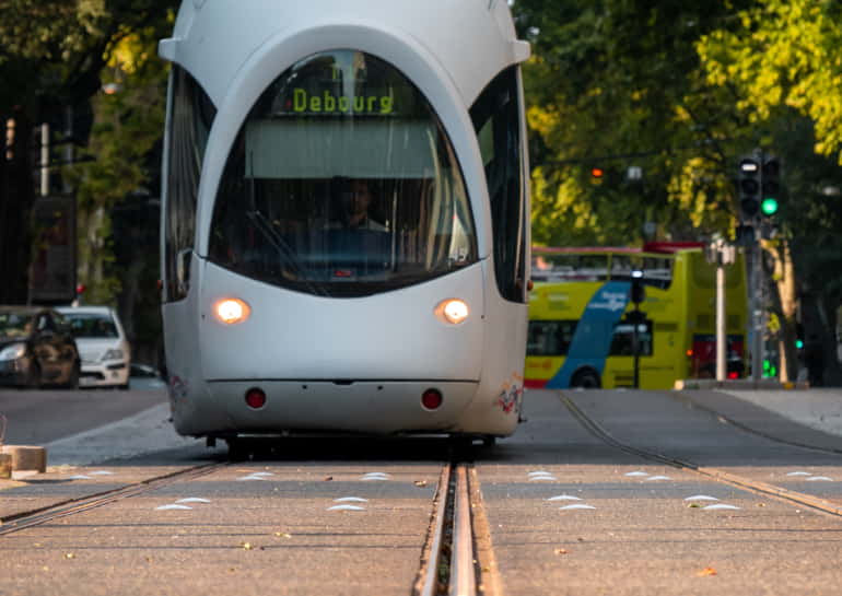 Tram urbano che procede su delle rotaie