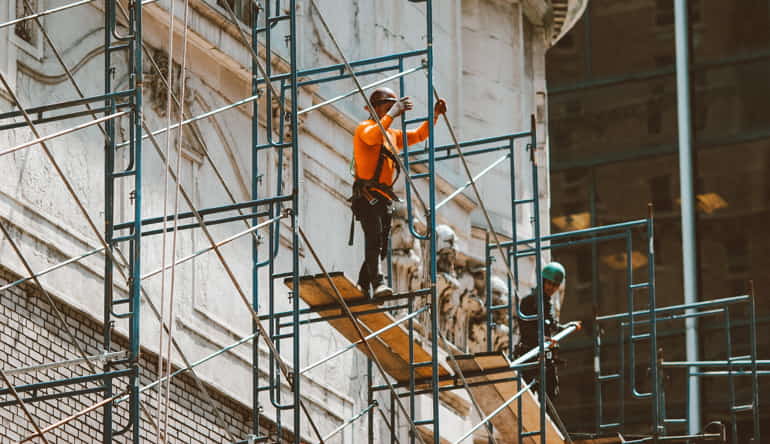 Operai che lavorano alla ristrutturazione di una facciata